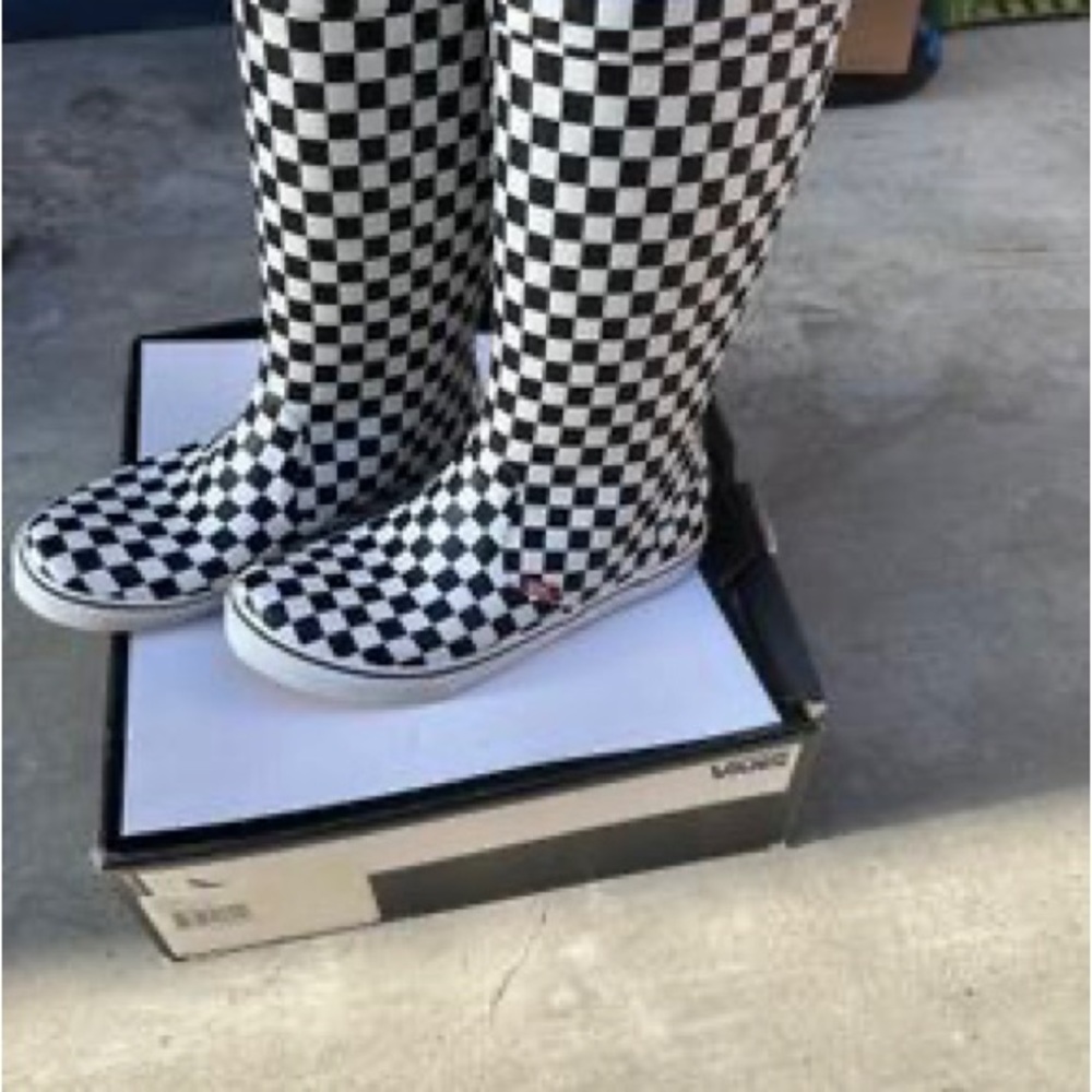 LOOKING FOR Vans Black and White Checkered Ankle Boots SIZE 6.5 or 7